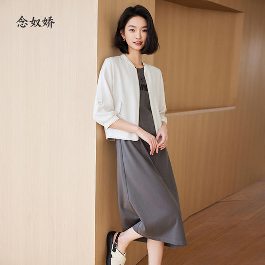 【商场同款】CNJ4364 “ 松弛感棒球服外套 ”  柔和奶酪白清新雅致 短款衣身，年轻活力 增添一份年轻率性腔调 醋酸材质细致柔滑，贴肤舒适 商品图2