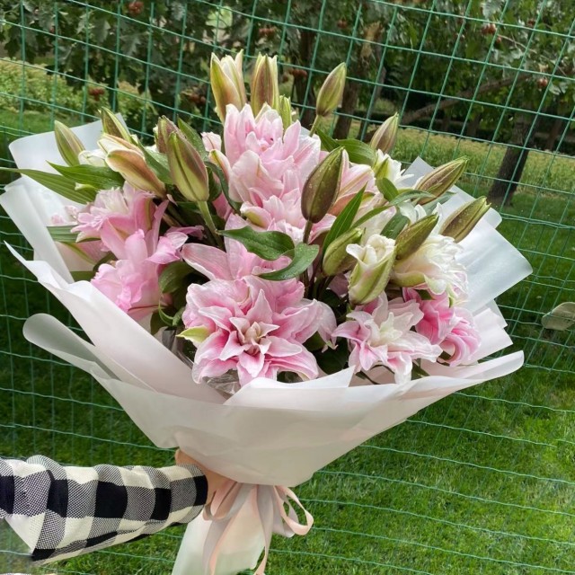 8支粉色重瓣百合花束