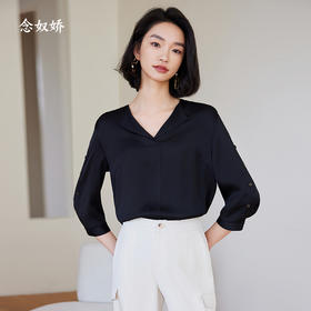 【商场同款】CNV4363 “ 沉着墨色衬衫 ” 丝般光泽富有力量感的一款V领衬衫 给职场女性自信笃定的感觉  7分袖加扣子装饰打破素面 拥有了一丝精致感