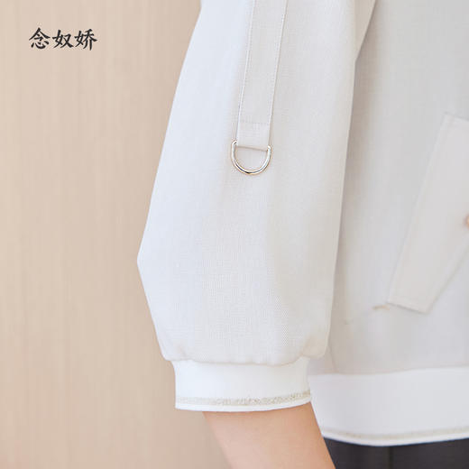 【商场同款】CNJ4364 “ 松弛感棒球服外套 ”  柔和奶酪白清新雅致 短款衣身，年轻活力 增添一份年轻率性腔调 醋酸材质细致柔滑，贴肤舒适 商品图8