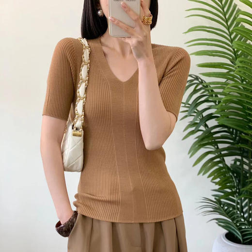 精纺羊毛无缝短袖针织衫 100%羊毛 基础版型好打理 版型合身但不紧绷 全成型无缝织造工艺 纵向纹理显瘦不变形 V领设计很实穿 商品图4