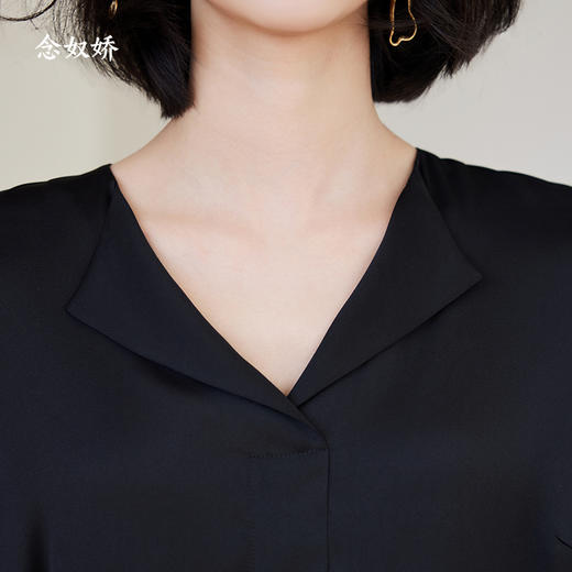 【商场同款】CNV4363 “ 沉着墨色衬衫 ” 丝般光泽富有力量感的一款V领衬衫 给职场女性自信笃定的感觉  7分袖加扣子装饰打破素面 拥有了一丝精致感 商品图4