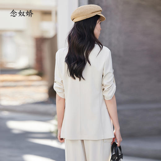 【商场同款】CNX4379 “ 净雅奶酪白西装 ” 柔和奶酪白清新雅致 松H版型，轻盈自在 粘纤混纺成分，手感柔软舒适，上身有型，易打理 商品图1