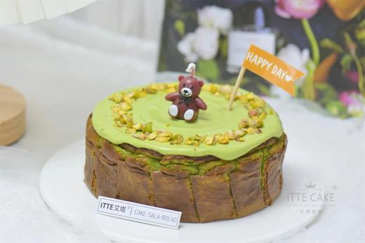 【开心果巴斯克】请提前一天预定；开心果芝士、开心果动物奶油、开心果果仁装饰；附赠小熊蜡烛；独特的开心果风味与浓郁的芝士融合，馥郁气息让人陶醉~ 商品图0