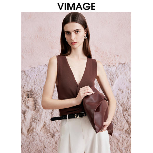 VIMAGE纬漫纪夏季新款V领扭结设计气质高级感深卡其针织背心上衣V2101725 商品图3