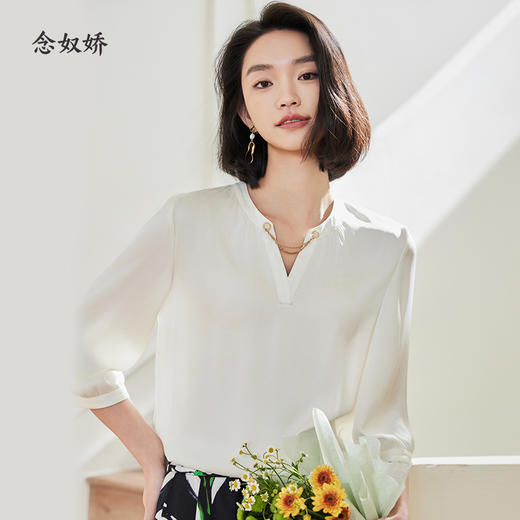 【商场同款】CNV4357 “ 柔光典雅衬衫 ”  柔和奶酪白清新雅致干净富有质感 领口金属链条装饰不同光泽的碰撞更显精致感 中袖套头衬衫 商品图3