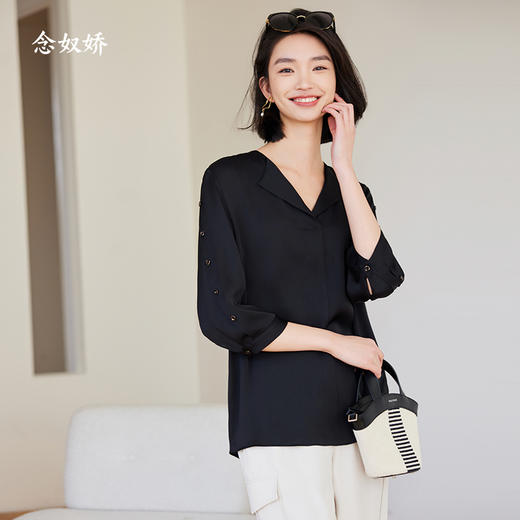 【商场同款】CNV4363 “ 沉着墨色衬衫 ” 丝般光泽富有力量感的一款V领衬衫 给职场女性自信笃定的感觉  7分袖加扣子装饰打破素面 拥有了一丝精致感 商品图8