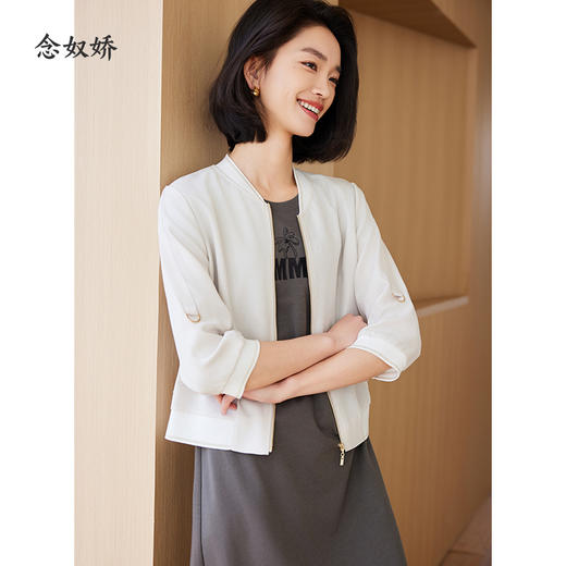 【商场同款】CNJ4364 “ 松弛感棒球服外套 ”  柔和奶酪白清新雅致 短款衣身，年轻活力 增添一份年轻率性腔调 醋酸材质细致柔滑，贴肤舒适 商品图1