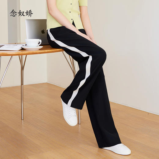 【商场同款】CNT4356 “ 摩登率性直筒裤 ”  长直筒裤型 悬垂抗皱的材质舒适好穿  更带来都市的松弛时髦感 侧面米白拼接，色调鲜明 行走间灵动帅气 商品图9