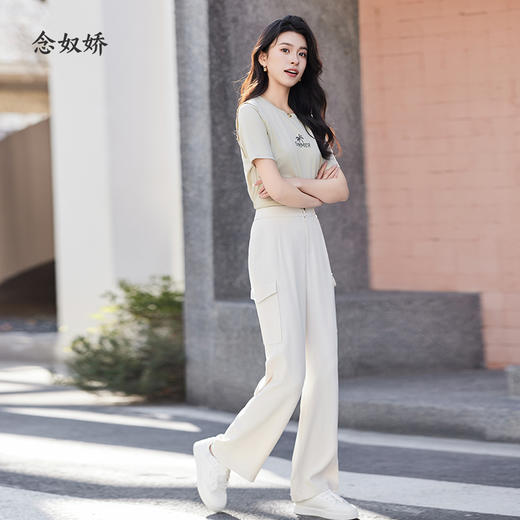 【商场同款】CNT4386 “ 洒脱工装裤 ”  长直筒裤型加工装明贴口袋带来都市的松弛时髦感 醋酸以天然木浆为原料 天然环保 手感接近 真丝，细致柔滑，贴肤舒适 商品图4