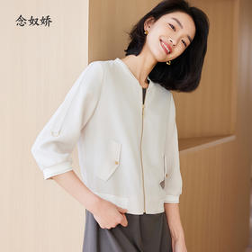 【商场同款】CNJ4364 “ 松弛感棒球服外套 ”  柔和奶酪白清新雅致 短款衣身，年轻活力 增添一份年轻率性腔调 醋酸材质细致柔滑，贴肤舒适