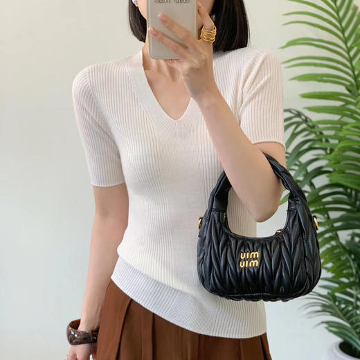 精纺羊毛无缝短袖针织衫 100%羊毛 基础版型好打理 版型合身但不紧绷 全成型无缝织造工艺 纵向纹理显瘦不变形 V领设计很实穿 商品图2