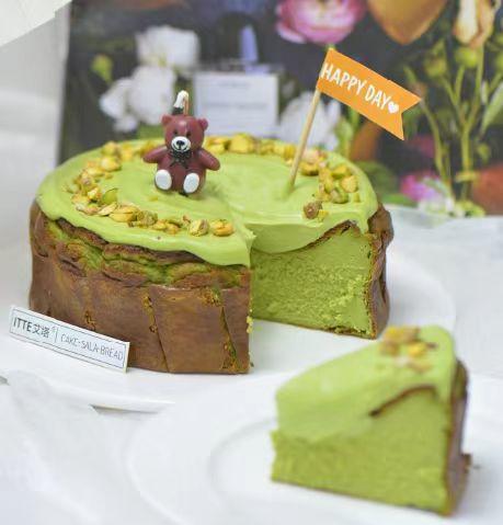 【开心果巴斯克】请提前一天预定；开心果芝士、开心果动物奶油、开心果果仁装饰；附赠小熊蜡烛；独特的开心果风味与浓郁的芝士融合，馥郁气息让人陶醉~ 商品图1