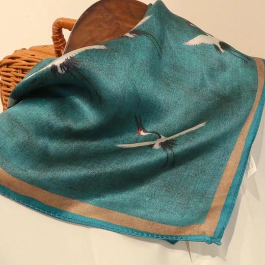 【甄珠贝·国风系列】53*53cm 瑞鹤图 贝壳羽毛丝巾礼盒【适合送外宾】 商品图3