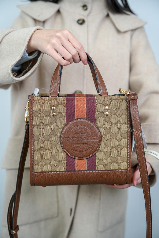 COACH蔻驰 深棕色老花小号dempsey托特手提斜挎包 女款C8417 #美国直邮 商品图3