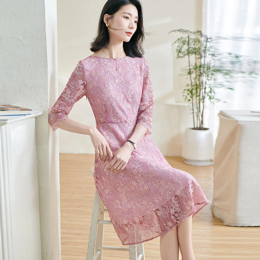 「粉雾蕾丝」减龄修身连衣裙 米思阳2026春季新款淑女风减龄气质优雅修身蕾丝连衣裙5Y24AL0227 商品图2