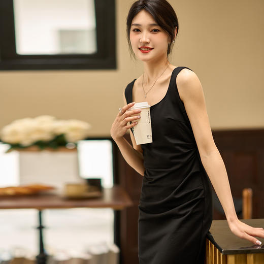剩S/M/L/XL 芳外2024夏季新款时尚简约黑色背心裙褶皱收腰修身连衣裙薄1413 商品图0