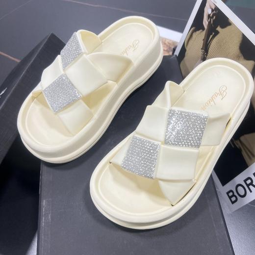 【时尚必备，夏日轻松搭配】仙女必备2024新款厚底凉鞋，轻步踏入夏日，时尚百搭，还能增加身高，献上这款韩版凉拖鞋女防滑，让你成为街头焦点！ 商品图3