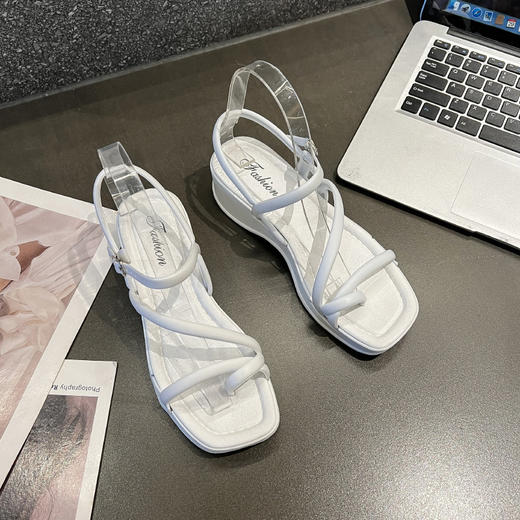 【饱满厚底，增高不减美】轻松穿出网红感，腿长身材好。夏季必备，凉鞋女外穿，超舒适防滑，带着它去夏日的海滩畅玩吧！ 商品图6