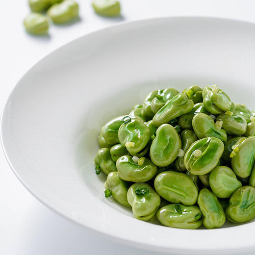 云南鲜蚕豆，带皮
蚕豆性平味甘，不温不燥
有益气健脾、利湿消肿的作用
尤其是春夏相交之际
湿气来袭，人容易没食欲、脾胃差
此时最适合吃点蚕豆
有助缓解这些小问题
2斤/份 商品图5