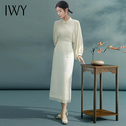 IWY/高级感乳白色宽松版新中式国风盘扣立领印花上衣春夏新款套裙女FYV074+FYS074+FYB073 商品图3