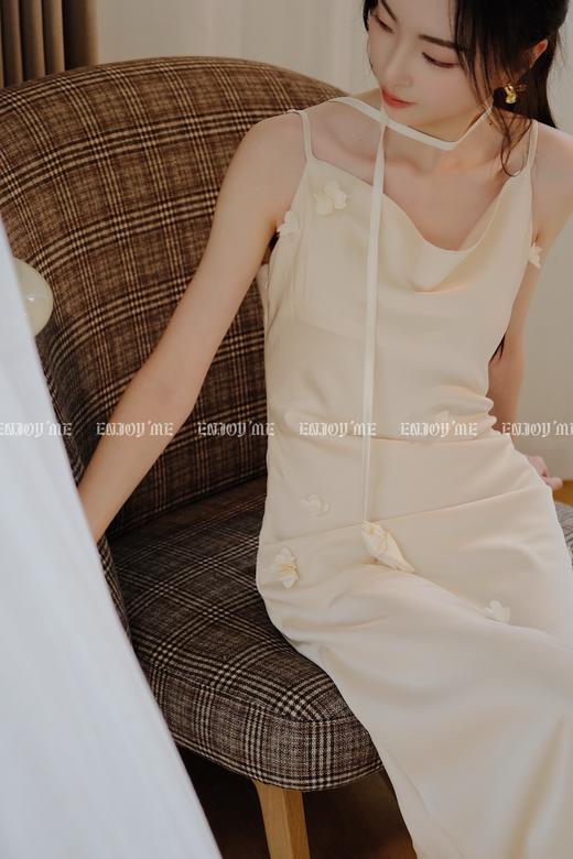 【门店同款】ENJOY春季摩登浪漫-缎面花朵吊带裙 156997020 商品图0
