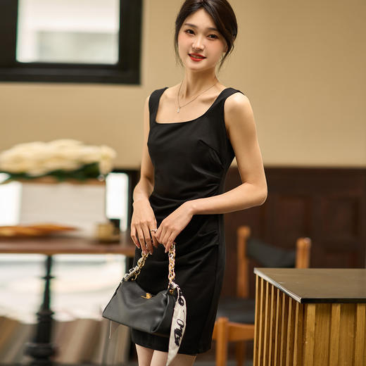 剩S/M/L/XL 芳外2024夏季新款时尚简约黑色背心裙褶皱收腰修身连衣裙薄1413 商品图2