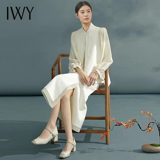 IWY/高级感乳白色宽松版新中式国风盘扣立领印花上衣春夏新款套裙女FYV074+FYS074+FYB073 商品图2