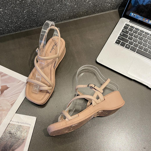 【饱满厚底，增高不减美】轻松穿出网红感，腿长身材好。夏季必备，凉鞋女外穿，超舒适防滑，带着它去夏日的海滩畅玩吧！ 商品图3