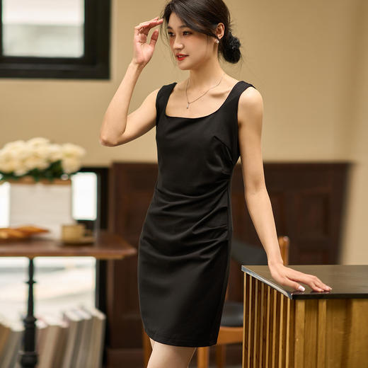 剩S/M/L/XL 芳外2024夏季新款时尚简约黑色背心裙褶皱收腰修身连衣裙薄1413 商品图3