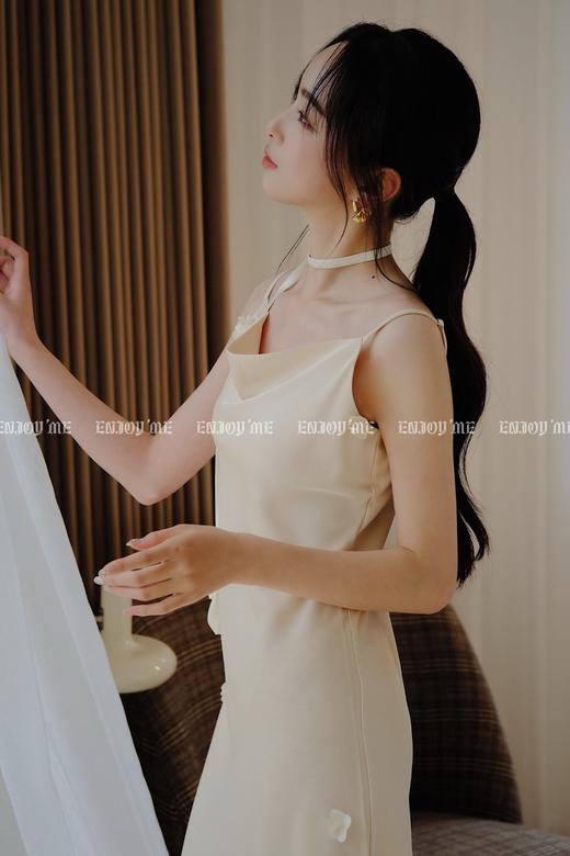 【门店同款】ENJOY春季摩登浪漫-缎面花朵吊带裙 156997020 商品图3