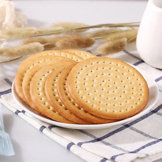 草原鲜乳黑麦大饼，薄脆饼干，4盒装，甄选草原优质奶源，添加健康黑麦粉，鲜奶和面，不加一滴水，明火烤制,浓浓奶香，清脆可口，老少皆宜美味休闲食品D 商品图1