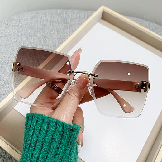 【潮流新宠，展现个性！】D家潮搭墨镜新品来袭！时尚网红必备，无框切边太阳镜，百搭不挑脸型，防晒防紫外线、街拍小红书、抖音时尚同款，复古墨镜女神必备！ 商品图6