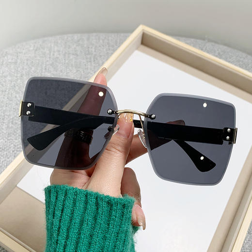 【潮流新宠，展现个性！】D家潮搭墨镜新品来袭！时尚网红必备，无框切边太阳镜，百搭不挑脸型，防晒防紫外线、街拍小红书、抖音时尚同款，复古墨镜女神必备！ 商品图5