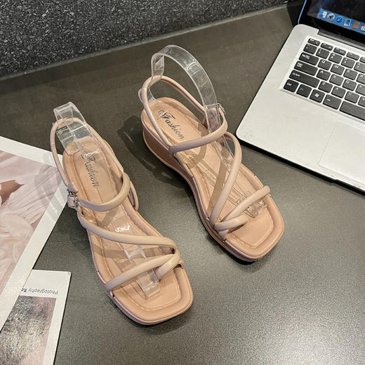 【饱满厚底，增高不减美】轻松穿出网红感，腿长身材好。夏季必备，凉鞋女外穿，超舒适防滑，带着它去夏日的海滩畅玩吧！ 商品图7