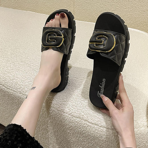 【时尚不凡，舒适百搭】2024夏季新款凉拖鞋！高颜值的ins风，韩国的一字平底设计，时尚又舒适，让你远离脚臭、脚汗的烦恼。享受舒爽的时尚！ 商品图5