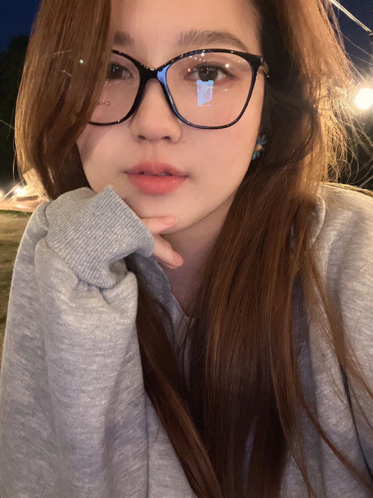 快速出门氛围感好物 赵露思同款~Chanel香奈儿猫眼素颜镜 羊皮编织链条腿搭配黑色镜框 时髦又百搭 无论做素颜神器平光镜或有度数近视 都非常合适的 设计感十足 ！！！