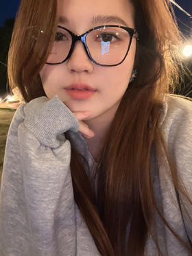 快速出门氛围感好物 赵露思同款~Chanel香奈儿猫眼素颜镜 羊皮编织链条腿搭配黑色镜框 时髦又百搭 无论做素颜神器平光镜或有度数近视 都非常合适的 设计感十足 ！！！