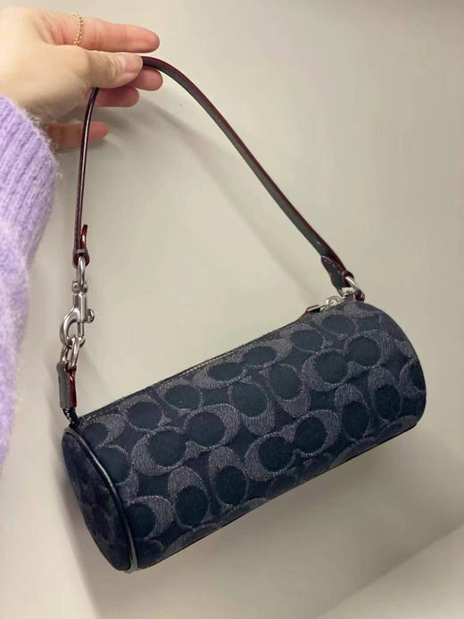 ¥799美国直邮！Coach 最新款Nolita Barrel黑色香布雷笔筒包 商品图1