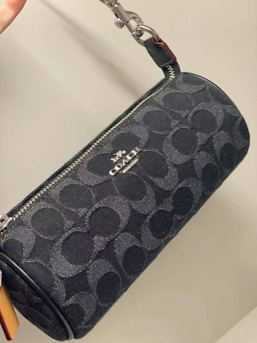 ¥799美国直邮！Coach 最新款Nolita Barrel黑色香布雷笔筒包 商品图2