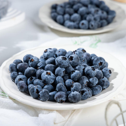 【云南雪山蓝莓】 爆汁小糖豆 蓝莓爱好者不能错过的口味~产量极低 口感极好 值得一试 嘎嘣脆甜，花香味突出而浓郁，糖度均匀。 重点是它的口感很稳定，一盒下来口感变化不会很大！ 商品图3