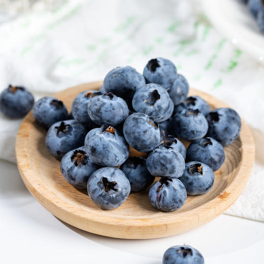 【云南雪山蓝莓】 爆汁小糖豆 蓝莓爱好者不能错过的口味~产量极低 口感极好 值得一试 嘎嘣脆甜，花香味突出而浓郁，糖度均匀。 重点是它的口感很稳定，一盒下来口感变化不会很大！ 商品图4