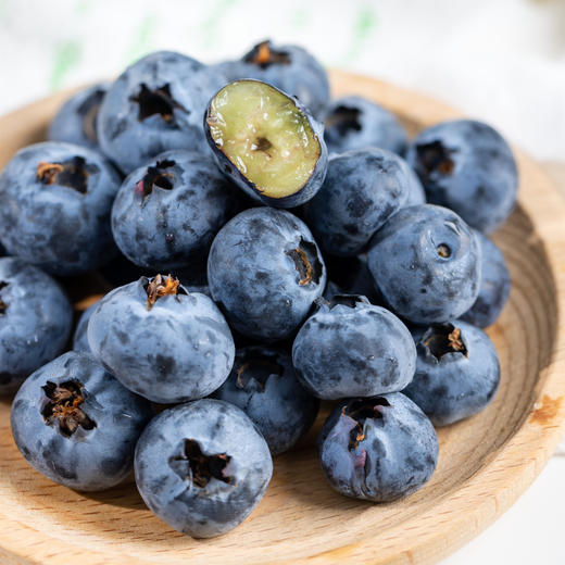 【云南雪山蓝莓】 爆汁小糖豆 蓝莓爱好者不能错过的口味~产量极低 口感极好 值得一试 嘎嘣脆甜，花香味突出而浓郁，糖度均匀。 重点是它的口感很稳定，一盒下来口感变化不会很大！ 商品图2