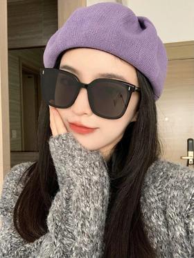 辣妹夏日凹造型必备~ GMFRIDA 依旧是经典的方形镜框 很日常，属于四季百搭款 上脸非常显脸小！ 轻松就能戴出气场~