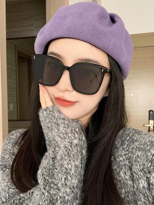 辣妹夏日凹造型必备~ GMFRIDA 依旧是经典的方形镜框 很日常，属于四季百搭款 上脸非常显脸小！ 轻松就能戴出气场~ 商品图0