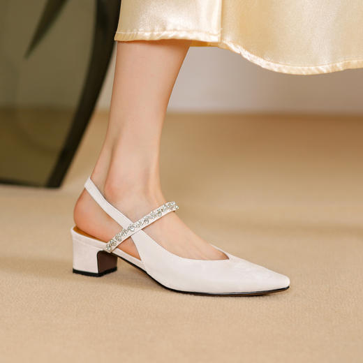 【预售5天】优雅个性，布纹牛皮包头尖头后空粗跟凉鞋DTN&A1107-1 商品图4