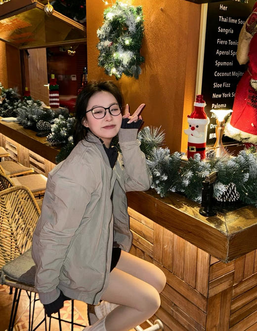 “断货王”问爆🔥的素颜黑框眼镜 不撸妆戴的素颜眼镜！小猫耳+半椭圆框设计框型特别修饰脸型遮住太阳穴凹陷高颧骨都很𝙊𝙆 ！上𝙁𝙖𝙘𝙚可爱又减龄呀！百搭显白☁不挑脸型 𝙮𝙮𝙙𝙨 ！！ 商品图3