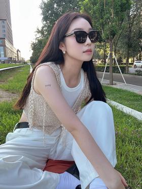 明星同款GM Palette  经典黑超 夏日必不可少啊 方形的超大廓形好遮脸！ 可以日常也可以用作搭配 很有安全感且酷