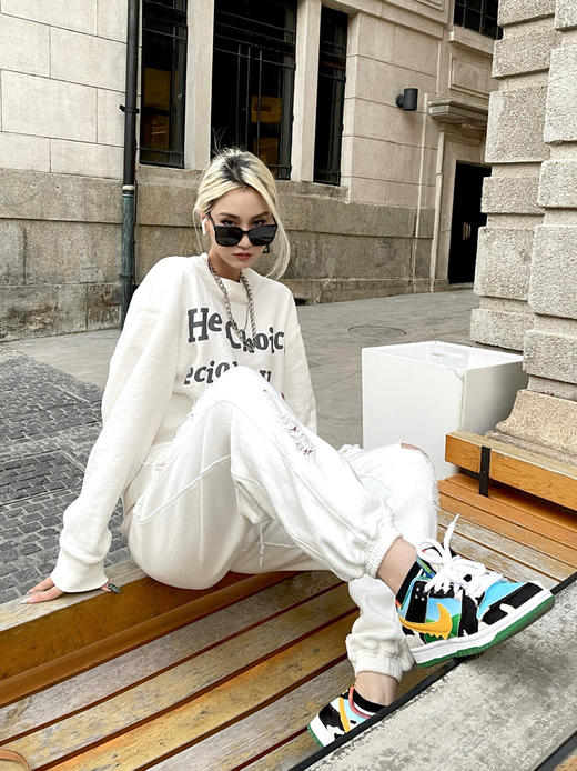 辣妹夏日凹造型必备~ GMFRIDA 依旧是经典的方形镜框 很日常，属于四季百搭款 上脸非常显脸小！ 轻松就能戴出气场~ 商品图4