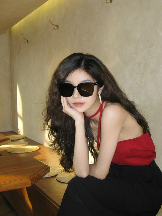 明星同款GM Palette  经典黑超 夏日必不可少啊 方形的超大廓形好遮脸！ 可以日常也可以用作搭配 很有安全感且酷 商品图2